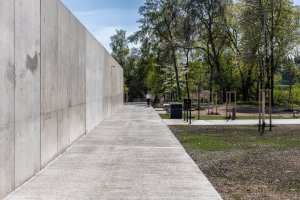 Betonová zeď u vstupu do areálu (Památník v Letech, Jan Sulzer, Lucie Vogelová, Ján Stempel, Jan Jakub Tesař)