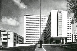 Dům odborových svazů v Praze na Žižkově navrhli přední českoslovenští architekti Josef Havlíček a Karel Honzík ve 30. letech, dobové foto.