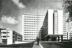 Dům odborových svazů v Praze na Žižkově navrhli přední českoslovenští architekti Josef Havlíček a Karel Honzík ve 30. letech, dobové foto.