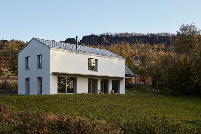 Ze severu skalní město, na jihu propojení se zahradou (Novostavba rodinného domu, Tisá; 2xpa)