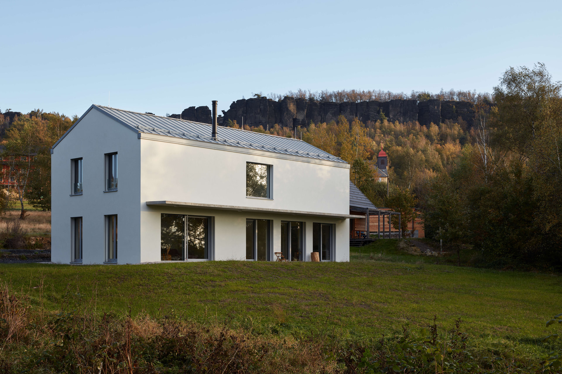 Ze severu skalní město, na jihu propojení se zahradou (Novostavba rodinného domu, Tisá; 2xpa)