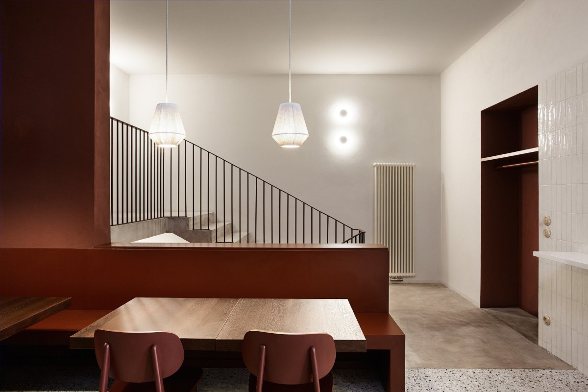 Zadní část bistra nabízí hostům klidné prostředí a soukromí. (Mezi Srnky, Markéta Bromová Architekti)