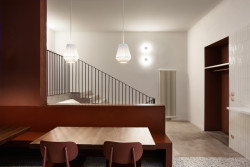 Zadní část bistra nabízí hostům klidné prostředí a soukromí. (Mezi Srnky, Markéta Bromová Architekti)