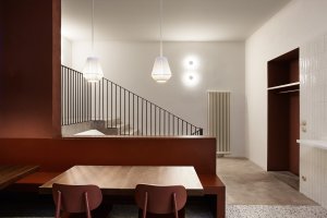 Zadní část bistra nabízí hostům klidné prostředí a soukromí. (Mezi Srnky, Markéta Bromová Architekti)