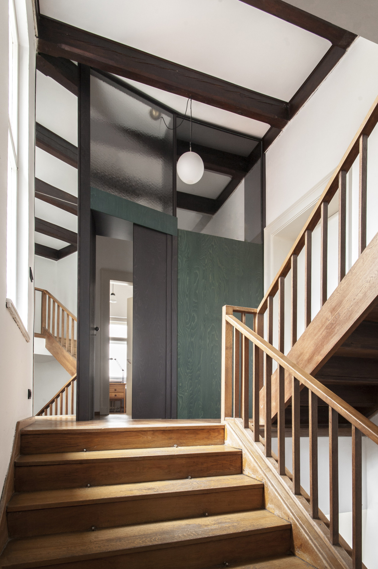 Rekonstrukce bytu v secesní vile, svobodová blaha - Nový prvek dělící stěny s horním světlíkem, která v sobě ukrývá vstupní dveře a úložný prostor