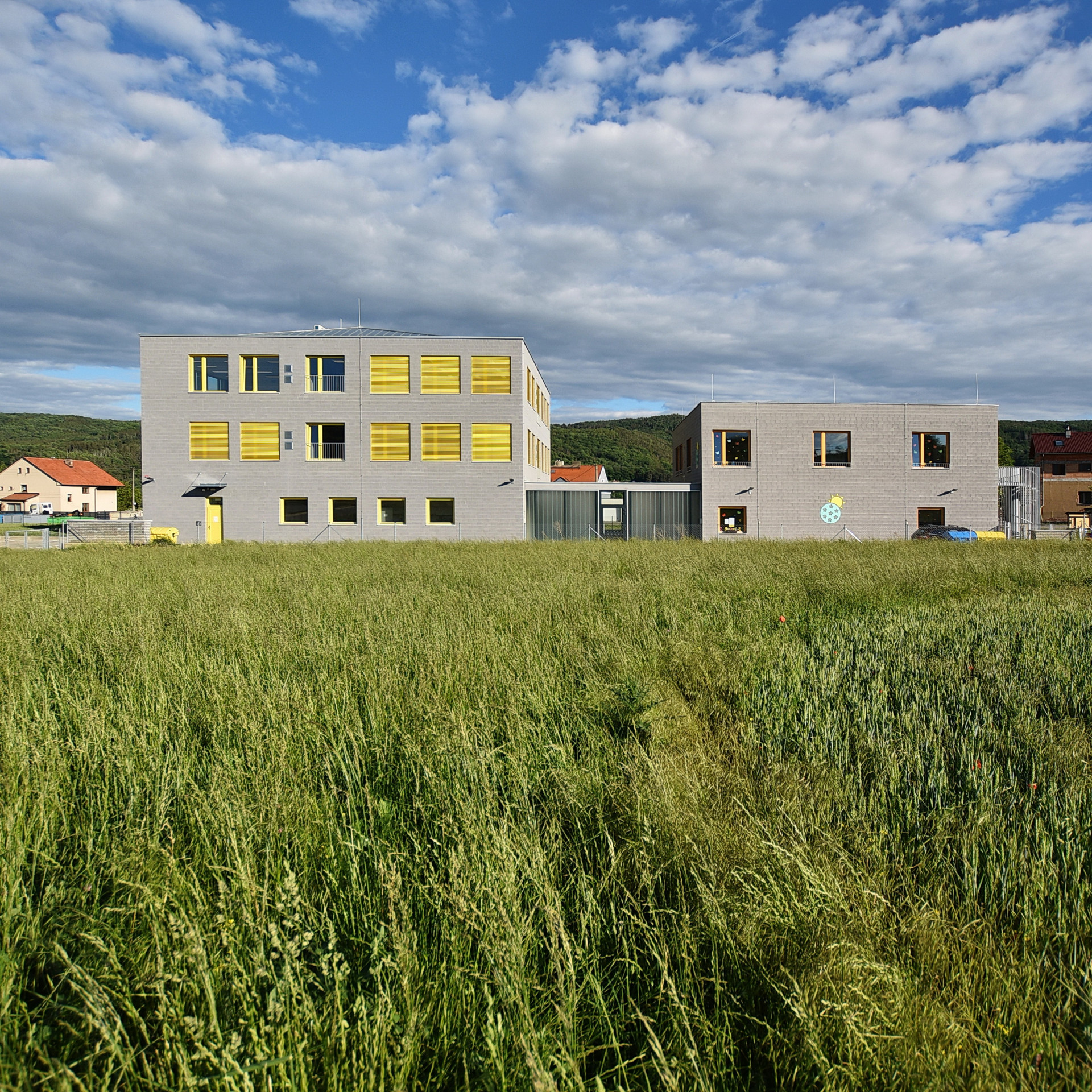 Ateliér Ondřeje Tučka navrhl novou budovu mateřské a základní školy v Letech u Prahy