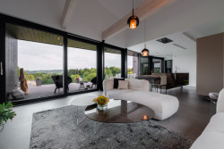 Rodinná firma VESPER HOMES realizovala  rodinný dům u Liberce, který se halí do modřínového dřeva.