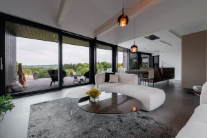 Rodinná firma VESPER HOMES realizovala  rodinný dům u Liberce, který se halí do modřínového dřeva.