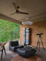 Obývací pokoj se stěnami z dusané hlíny. ((Studio House na Kostarice, Formafatal))