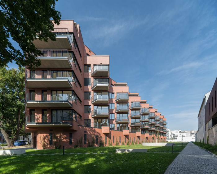 Součástí projektu bylo vytvoření parku, táhne se podél celého bytového domu, čímž zachovává odstup od historického pivovaru. (Rezidence Starý pivovar v Brně-Králově Poli, Atelier RAW)