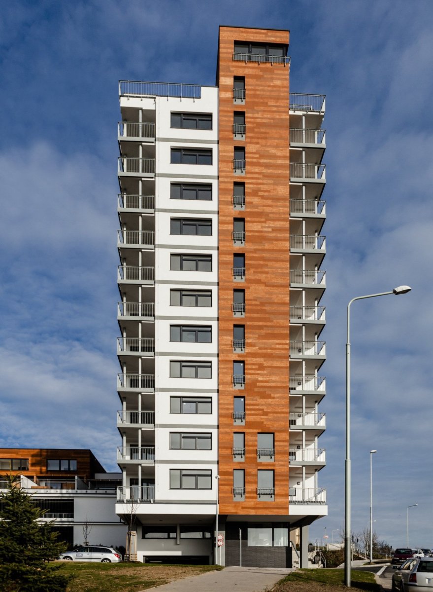 Při stavbě bytového domu Bydlení Nad Přehradou využili architekti technologii imitace dřeva StoWood Decor.