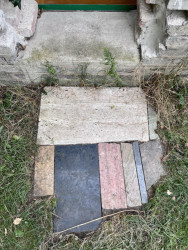 Úlomky a zbytky kamenů z kamenictví poskládány do zajímavých kombinací. Organický moodboard