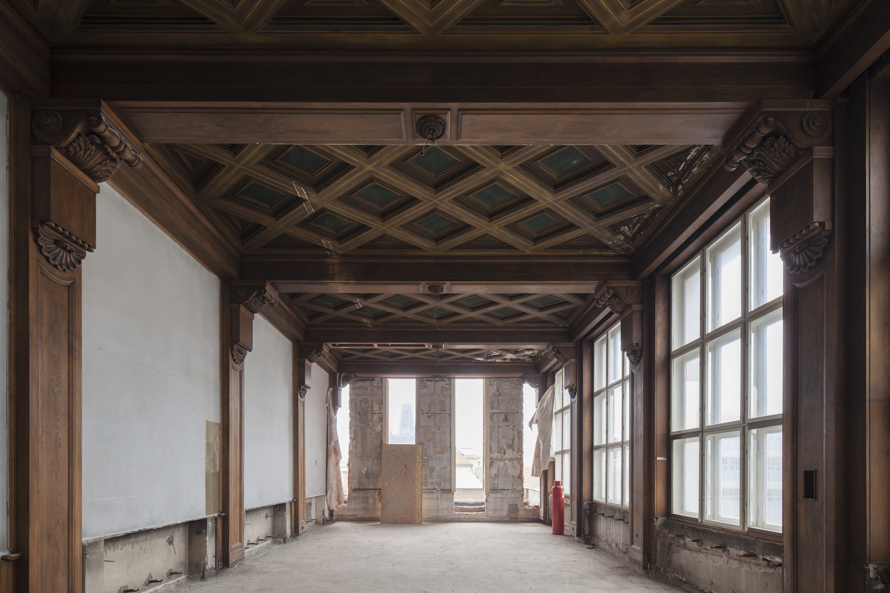 Reprezentativní jednácí síň bankovního domu před rekonstrukcí.