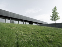 Firma Janošík otevře nový showroom v bývalé zemědělské hale ve Valašských Příkazech.