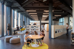 I regály s knihami jsou záměrně nízké, v prostoru se tak dobře orientuje. (Městská knihovna v Rožnově pod Radhoštěm, ČTYŘSTĚN)