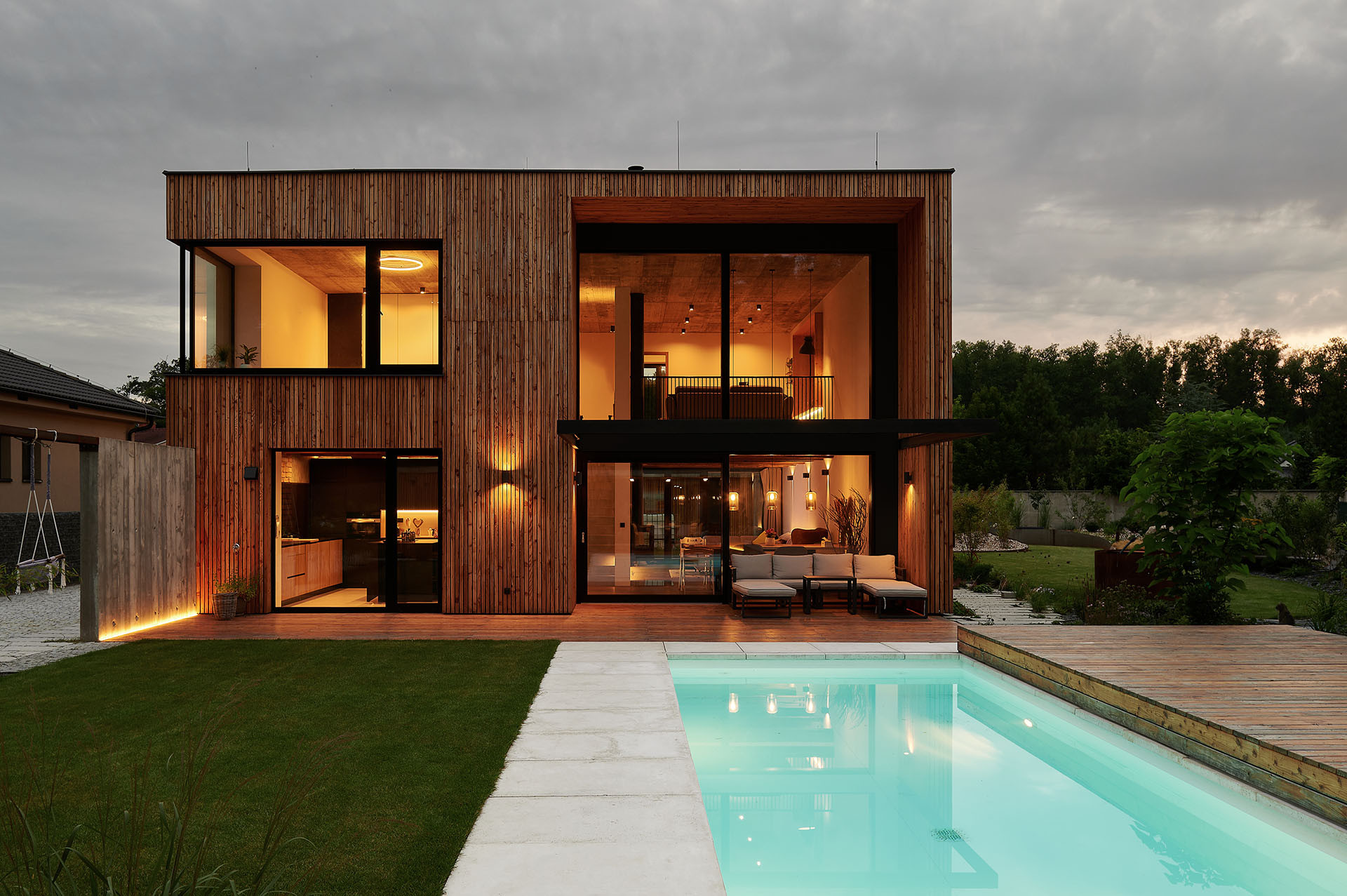 Velkorysá okna propojují rodinný život s okolní přírodou. (Dům ve třech zahradách, Air ateliér)