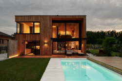 Velkorysá okna propojují rodinný život s okolní přírodou. (Dům ve třech zahradách, Air ateliér)