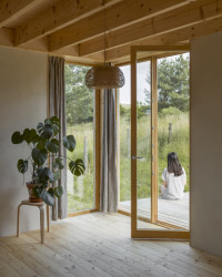 Za schodištěm v přízemní části je ukrytá také koupelna a východ na venkovní terasu. (Casa De Mi Luna, Studio Circle Growth)