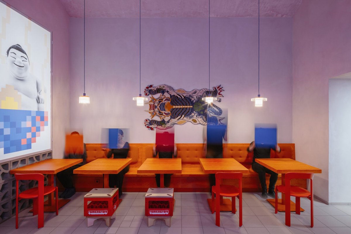 Návštěvníci bistra se mohou usadit buď do přední části restaurace s kójemi, a nebo dozadu ke klasickým stolům. (Bistro Ramencraft v Praze, SAO Architekti)