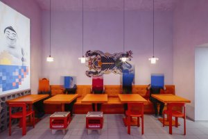 Návštěvníci bistra se mohou usadit buď do přední části restaurace s kójemi, a nebo dozadu ke klasickým stolům. (Bistro Ramencraft v Praze, SAO Architekti)