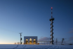 Rekonverze tubusu větrné elektrárny s transformovnou na rozhlednu s turistickým infocentrem na vrchu Šibeníku u Nového Hrádku od Pavla Suchého a Pavla Ježka ze studia ABM architekti, realizace 2020