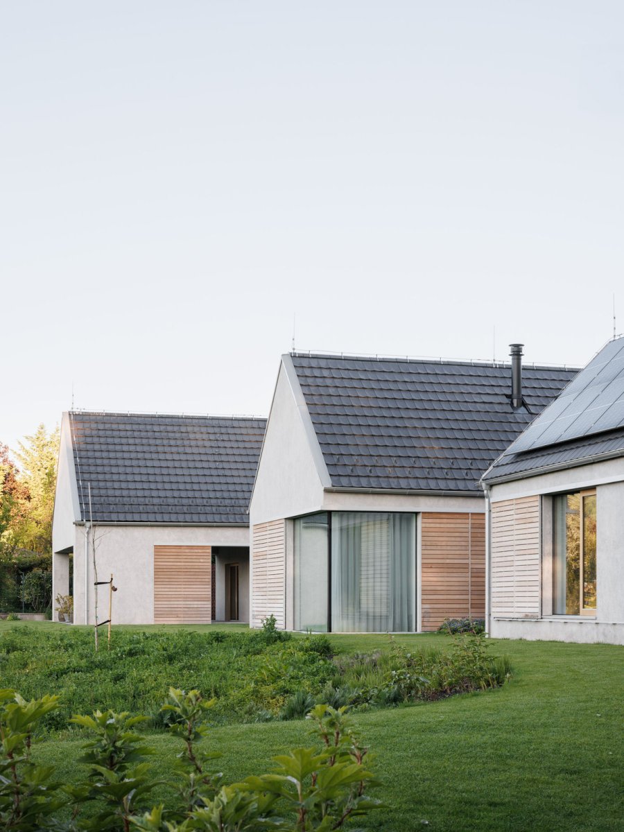...do tří samostatných menších objemů. (Dům u vinohradu, ARCHITEKTI mikulaj & mikulajová )
