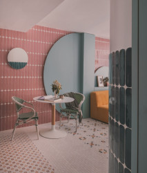 Když vstoupíte dovnitř, ocitnete se přímo v hlavní obytné místnosti. (TUR House, OOIIO)