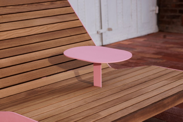 Lehátka z kolekce I od Egoé disponují malým stolkem pro odkládání například pití. 