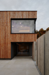 Velkorysá okna propojují rodinný život s okolní přírodou. (Dům ve třech zahradách, Air ateliér)