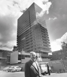 Dánský architekt a designér Arne Jacobsen (1902-1971) před rozestavěným hotelem The SAS Royal Hotel.