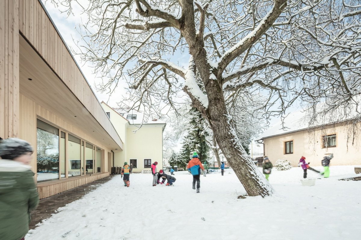 Jídelna podle návrhu Nikoly Tomkové rozšiřuje budovu základní školy ve Vyžlovce