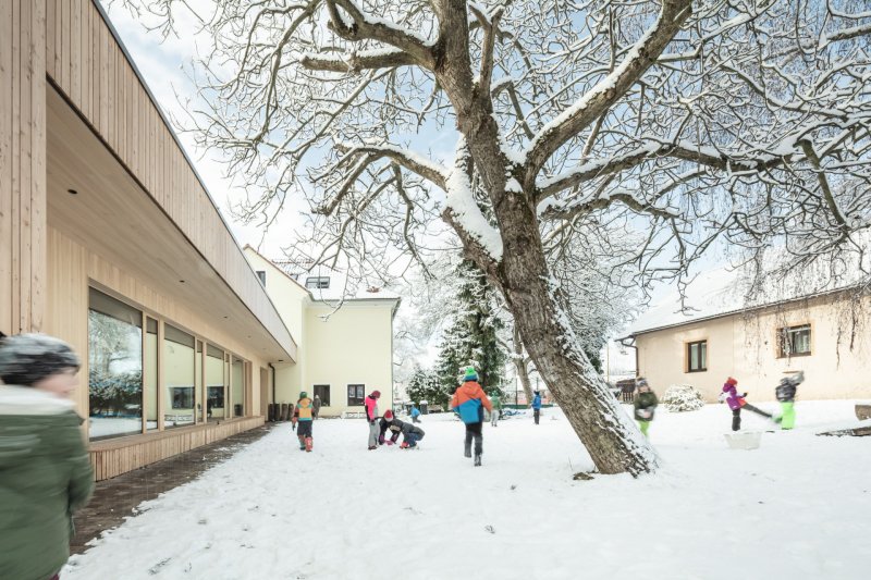 Jídelna podle návrhu Nikoly Tomkové rozšiřuje budovu základní školy ve Vyžlovce