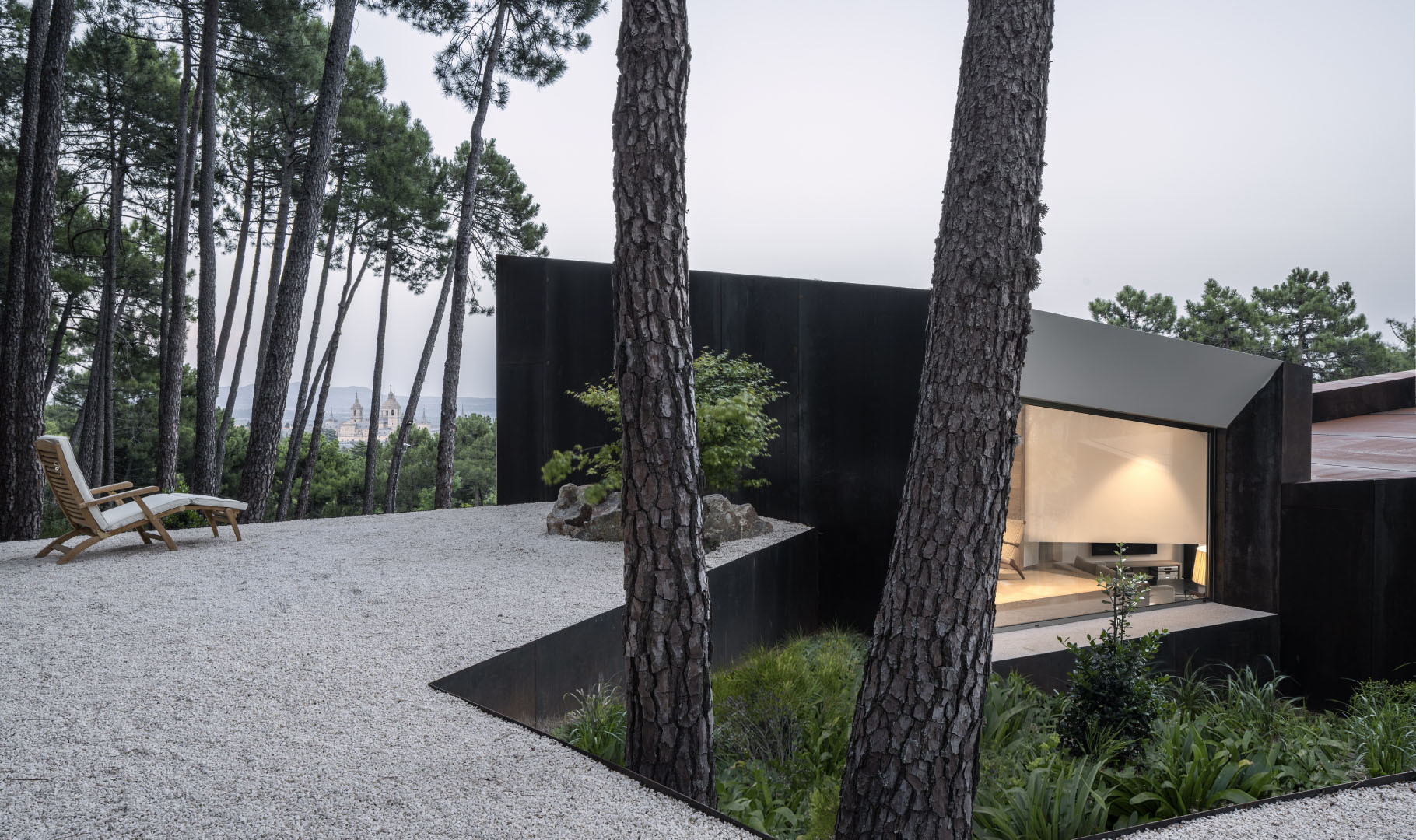 Ateliér Aranguren & Gallegos navrhl dům složený z "boxů". Nachází se nedaleko španělského Madridu a nabízí cenné výhledy na tamější baziliku.