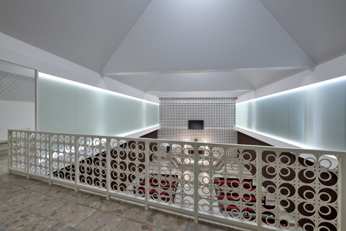 Vzor z plotovek byl využit na zábradlí empory (Interiér smuteční síně; Atelier 38)