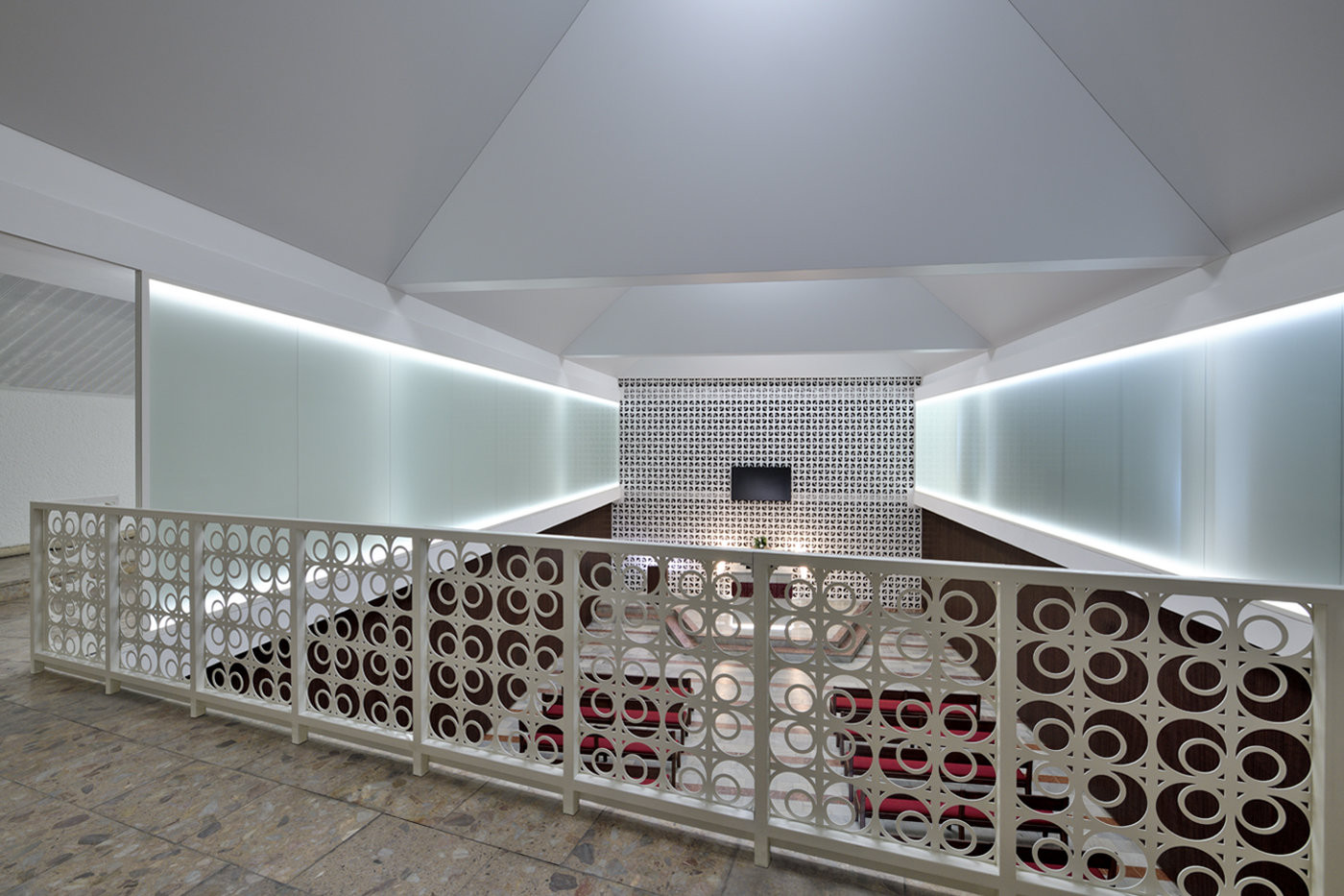 Vzor z plotovek byl využit na zábradlí empory (Interiér smuteční síně; Atelier 38)