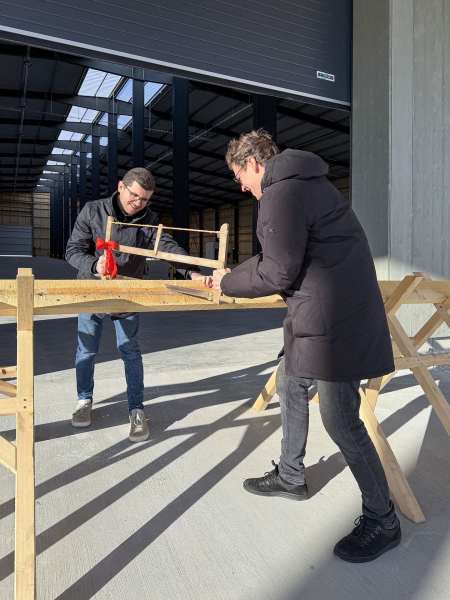 Symbolické otevírání haly (na fotografii provozní ředitel Jiří Oslizlo ml. a technický ředitel AGROP NOVA a.s. Radek Oslizlo)