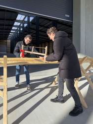 Symbolické otevírání haly (na fotografii provozní ředitel Jiří Oslizlo ml. a technický ředitel AGROP NOVA a.s. Radek Oslizlo)