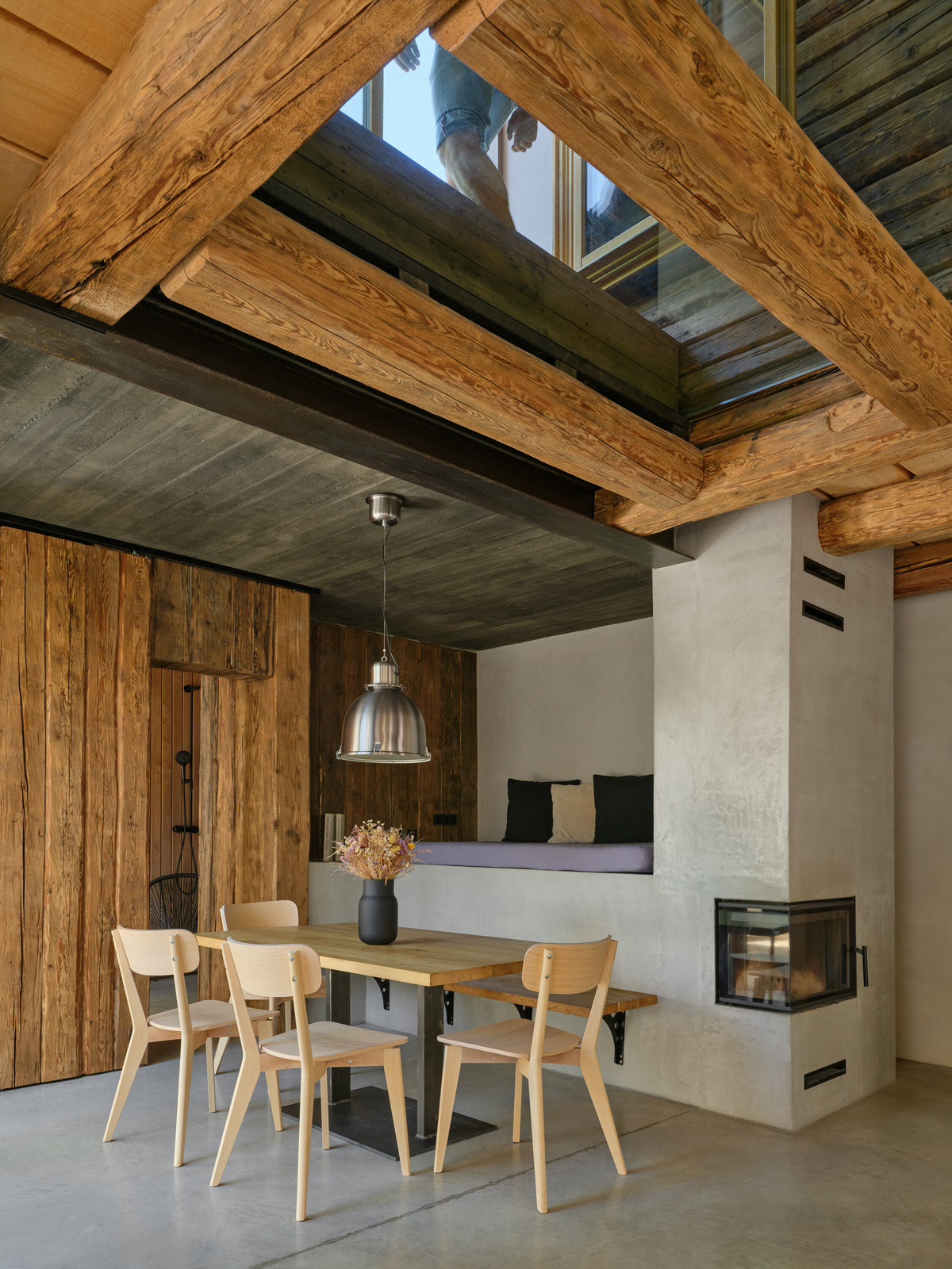 Pohled do jídelny. (Bukovanský domeček; SENAA architekti)