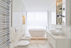 Kombinace bílé a zlaté působí harmonicky a dodává místu punc luxusu.