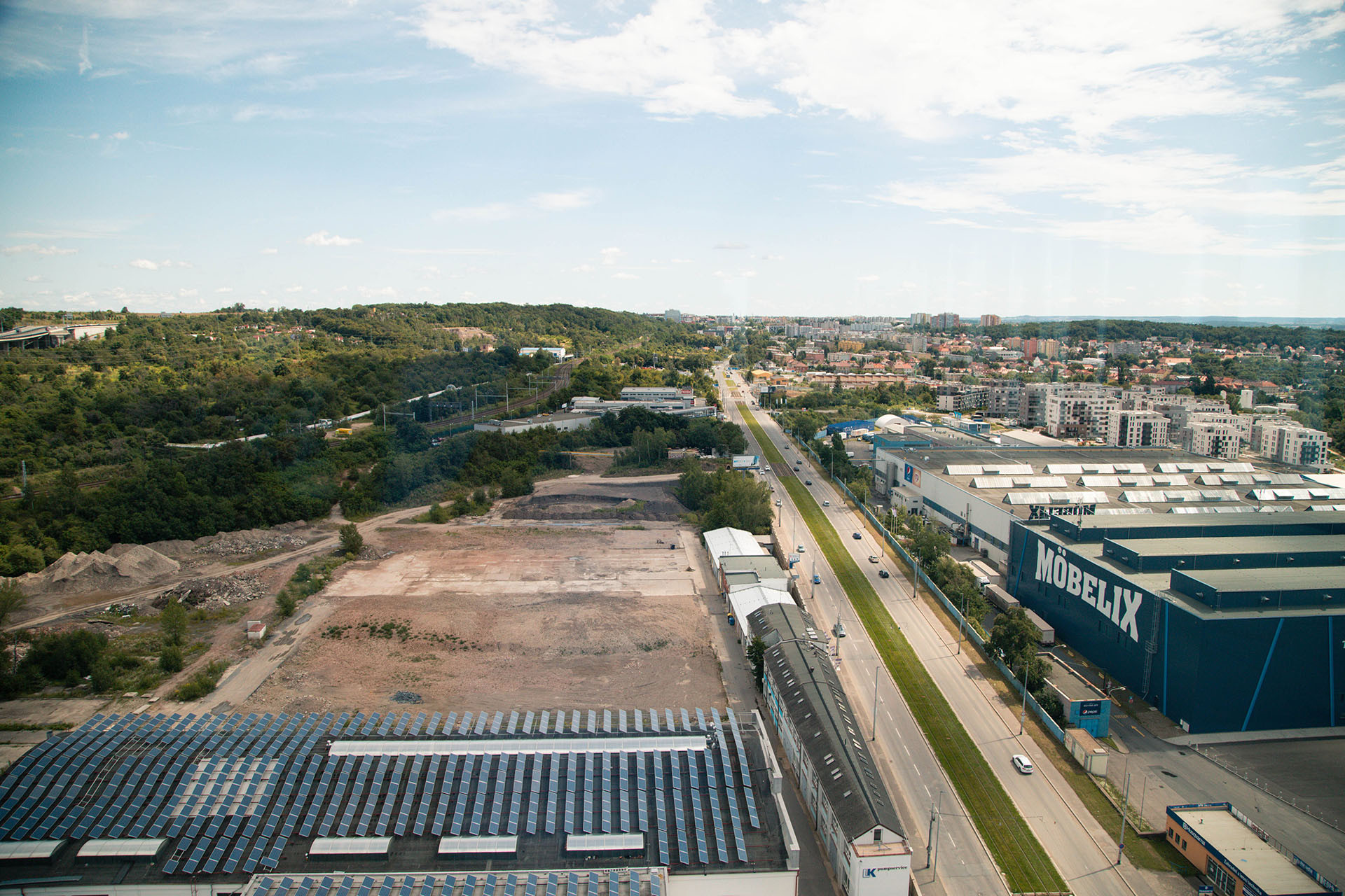 Mizející Kolbenka – pohled  na východ směrem k nádraží Vysočany. Tady roste bytový komplex Kolbenova Park, kde ze staré kolbenky zbude jen jméno.