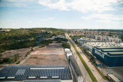 Mizející Kolbenka – pohled  na východ směrem k nádraží Vysočany. Tady roste bytový komplex Kolbenova Park, kde ze staré kolbenky zbude jen jméno.