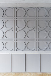 S motivem křižovatky pracovali architekti jako s ornamentem – objevuje se na obkladech stěn, nálepkách na vypínačích i svítidlech. (Kanceláře Pudis; studio COSMO)