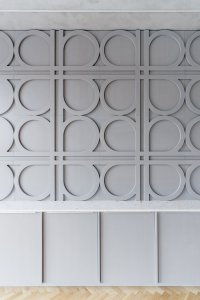 S motivem křižovatky pracovali architekti jako s ornamentem – objevuje se na obkladech stěn, nálepkách na vypínačích i svítidlech. (Kanceláře Pudis; studio COSMO)