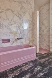 Růžovou ocelovou vanu ve vile využíval pan továrník Volman, barva to totiž není jen holčičí. (Volmanova vila, Karel Janů, Jiří Štursa, 1938-1939)