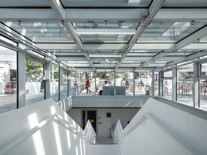 Přístup na střešní terasu se nachází v horní části atria. Pro zasklení střechy architekti zvolili nasazovací konstrukci na ocel Schüco AOC 50 ST