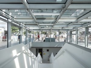 Přístup na střešní terasu se nachází v horní části atria. Pro zasklení střechy architekti zvolili nasazovací konstrukci na ocel Schüco AOC 50 ST