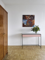 Rekonstrukce bytu a bytového domu Nový Svet, ARCHITEKTI mikulaj & mikulajová - Původní regenerované parkety společně s novou podlahou z teracových dlaždic působí v příjemným dojmem