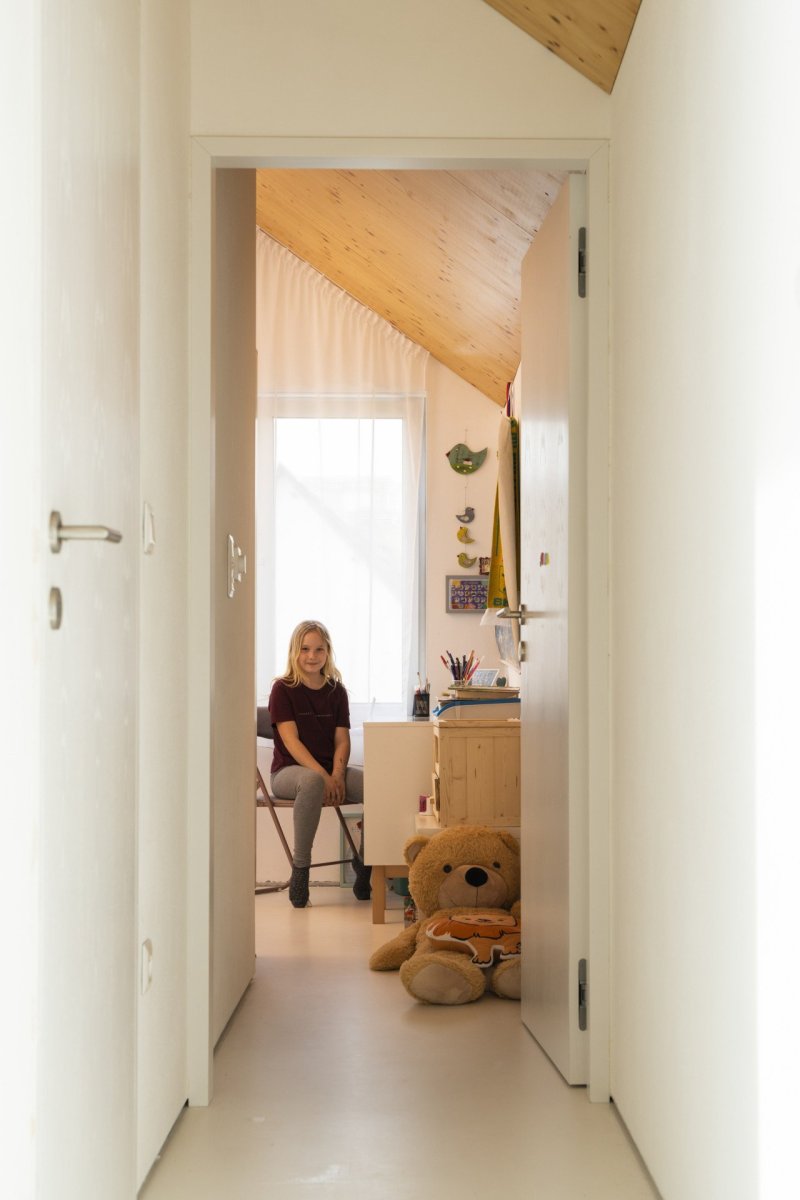 V patře se nacházejí dětské pokoje, ložnice a WC. (Úzký patrový dům v Žilině, architektonické studio treea - architekt Peter Kasman.)
