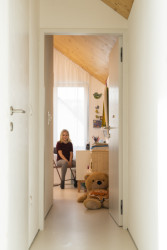 V patře se nacházejí dětské pokoje, ložnice a WC. (Úzký patrový dům v Žilině, architektonické studio treea - architekt Peter Kasman.)