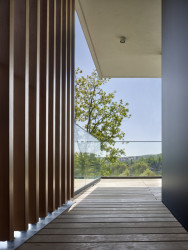 Pohled na terasu vily se slunolamem z modřínového dřeva